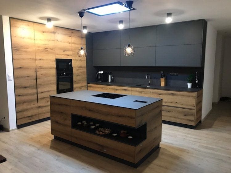 Kuchnia z wyspą w stylu industrialnym, loft Warszawa