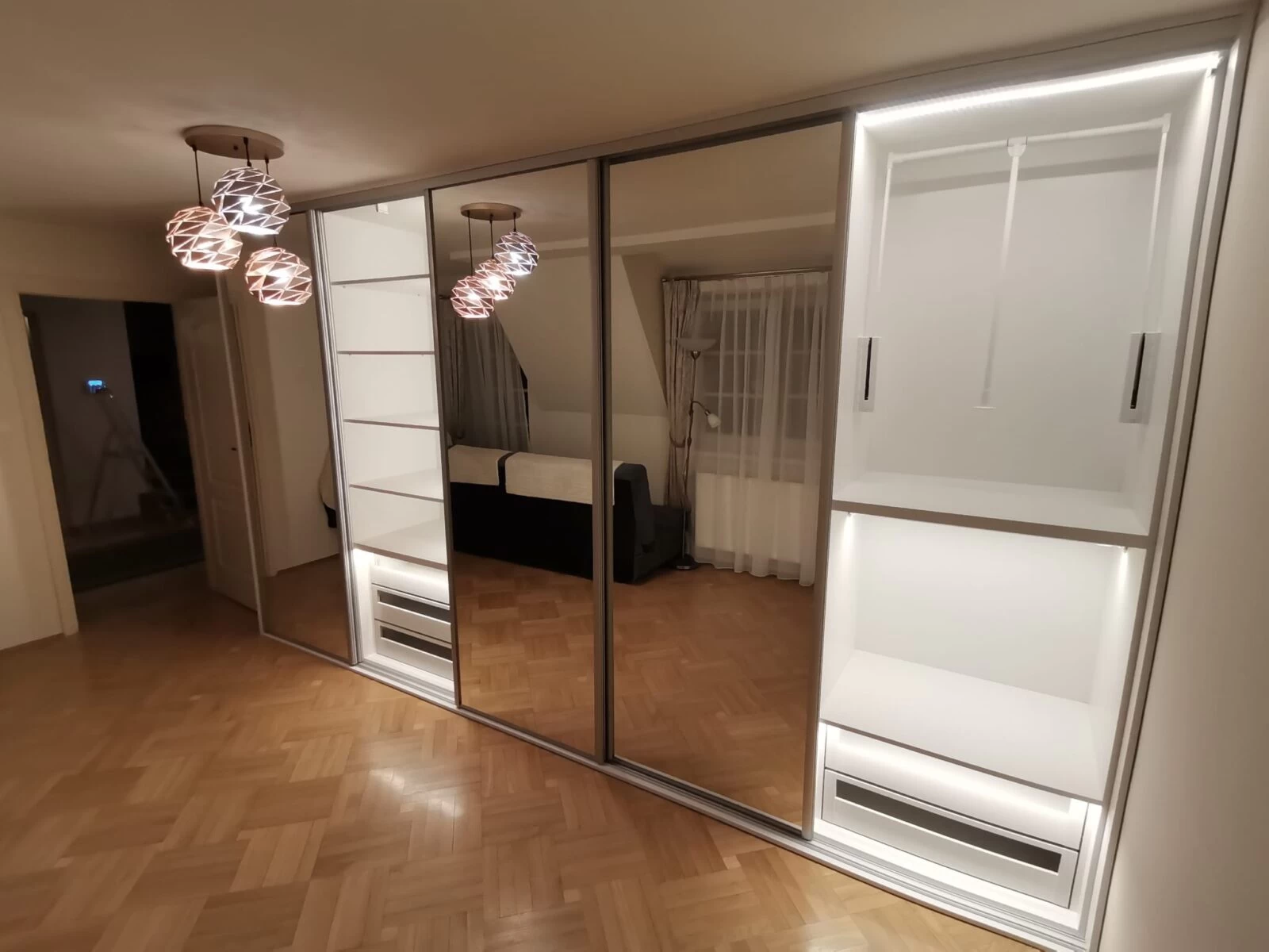 biała szafa wiele przedziałów led z boku zamknieta