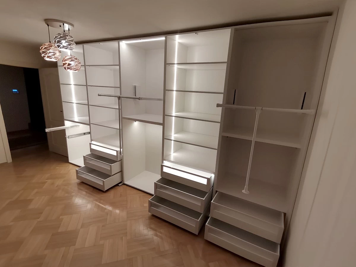 biała szafa wiele przedziałów led z boku