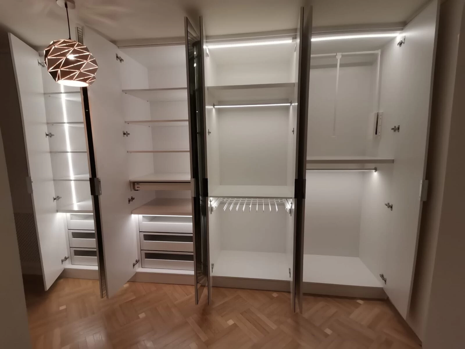 biała szafa wiele przedziałów led