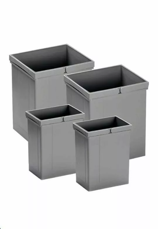 cztery szare plastikowe kosze na odpady z uchwytami